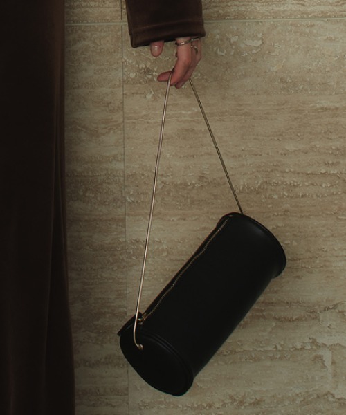 anuans（アニュアンス）の「ミニマルシリンダーバッグ（ショルダーバッグ・レディース・ブラック/ブラウン/バーガンディー・FREE）」の14枚目の写真