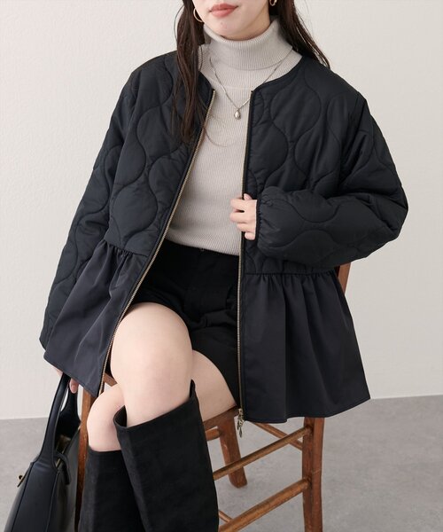 natural couture（ナチュラルクチュール）の「キルティングペプラムジャケット（ノーカラージャケット・レディース・チャコールグレー/ブラック/アイボリー・FREE）」の2枚目の写真