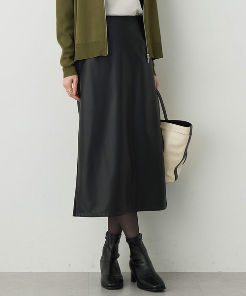 A/C DESIGN BY ALPHA CUBIC(エーシーデザインバイアルファキュービック)の「フェイクレザーロングスカート【撥水・ウエストゴム仕様】(スカート・レディース・ブラック・61/64/67)」の1枚目の写真