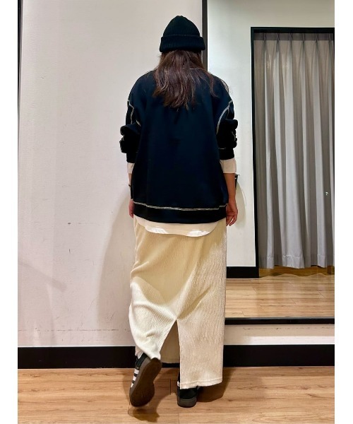 Right-on(ライトオン)の「HONEYSUCKLE ROSE(ハニーサックルローズ)【レディース】配色ステッチスウェットプルオーバー(スウェット・レディース・ブラック/サックスブルー/グレー・S/M/L)」の5枚目の写真