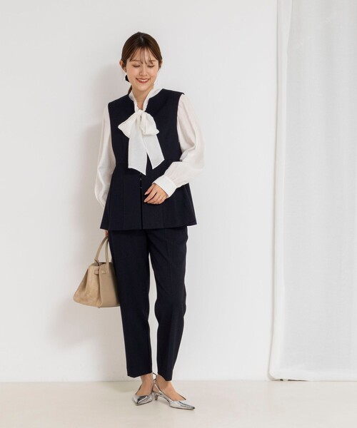 NOLLEY’S（ノーリーズ）の「《セットアップ対応》ウォッシャブルサージストレッチジレ（ベスト・レディース・グレイッシュベージュ/ネイビー・38）」の3枚目の写真