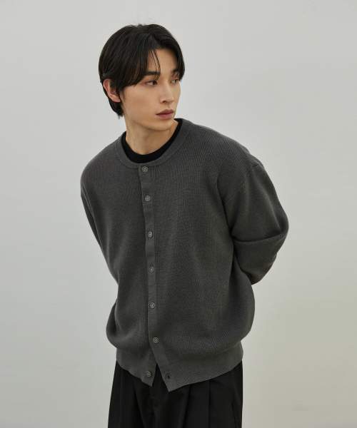 P.IN.O(ピインオ)の「クルーネックセミオーバーニットカーディガン - チャコール(カーディガン/ボレロ・メンズ・その他・MEDIUM/LARGE)」の1枚目の写真