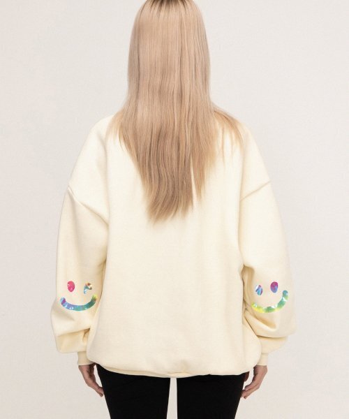 GRAVER（グレーバー）の「[UNISEX]エルボータイダイ描画スマイルマンツーマン_クリーム（スウェット・レディース・アイボリー・LARGE/MEDIUM/SMALL/X-LARGE）」の2枚目の写真