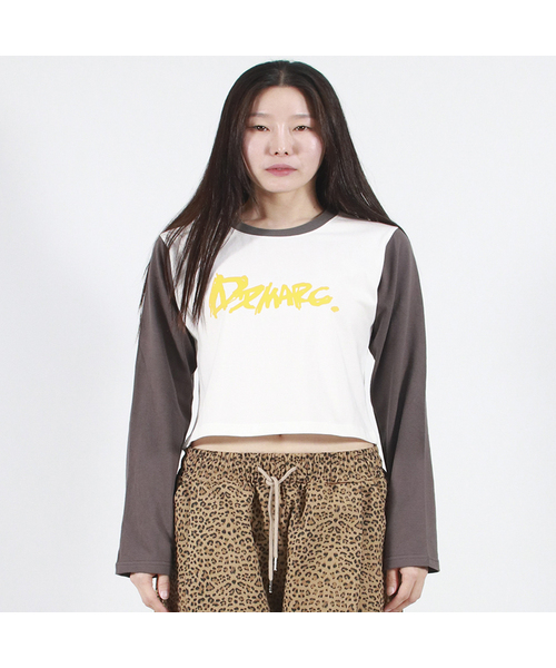 DEMARC(ドゥマーク)の「TOUCH LOGO COLOR-BLOCK SEMI CROP LONG SLEEVE - White&Charcoal(Tシャツ/カットソー・レディース・その他・MEDIUM/LARGE)」の1枚目の写真