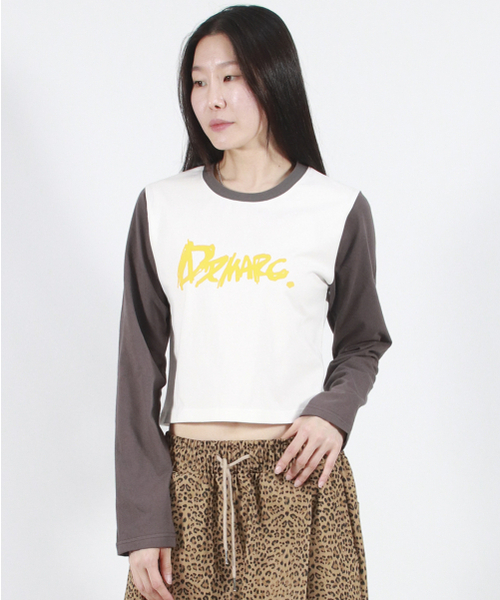 DEMARC(ドゥマーク)の「TOUCH LOGO COLOR-BLOCK SEMI CROP LONG SLEEVE - White&Charcoal(Tシャツ/カットソー・レディース・その他・MEDIUM/LARGE)」の3枚目の写真
