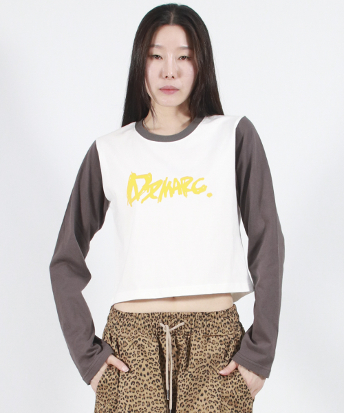 DEMARC(ドゥマーク)の「TOUCH LOGO COLOR-BLOCK SEMI CROP LONG SLEEVE - White&Charcoal(Tシャツ/カットソー・レディース・その他・MEDIUM/LARGE)」の4枚目の写真