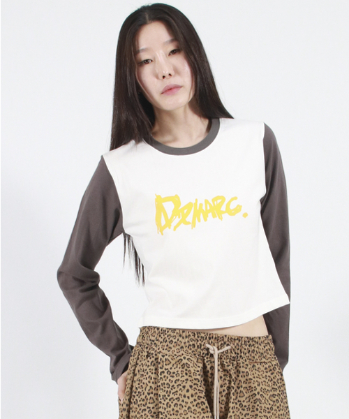 DEMARC(ドゥマーク)の「TOUCH LOGO COLOR-BLOCK SEMI CROP LONG SLEEVE - White&Charcoal(Tシャツ/カットソー・レディース・その他・MEDIUM/LARGE)」の5枚目の写真