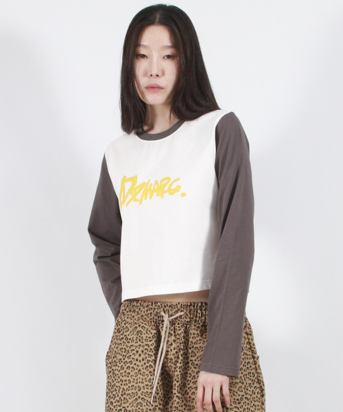 DEMARC(ドゥマーク)の「TOUCH LOGO COLOR-BLOCK SEMI CROP LONG SLEEVE - White&Charcoal(Tシャツ/カットソー・レディース・その他・MEDIUM/LARGE)」の8枚目の写真
