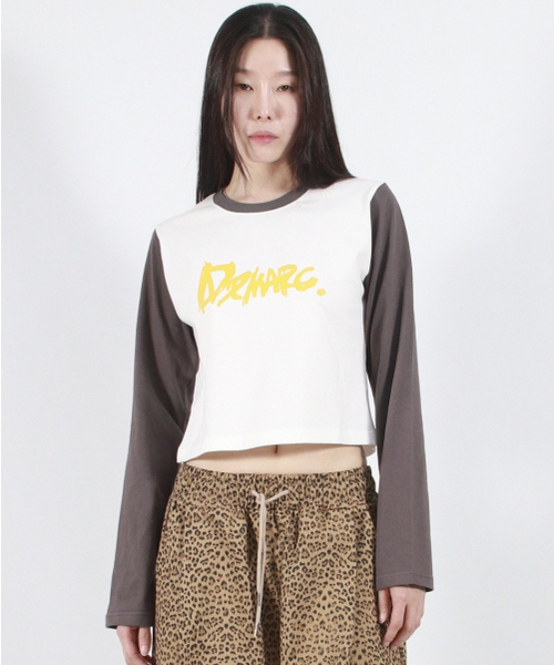 DEMARC(ドゥマーク)の「TOUCH LOGO COLOR-BLOCK SEMI CROP LONG SLEEVE - White&Charcoal(Tシャツ/カットソー・レディース・その他・MEDIUM/LARGE)」の11枚目の写真