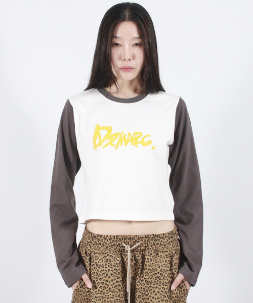 DEMARC(ドゥマーク)の「TOUCH LOGO COLOR-BLOCK SEMI CROP LONG SLEEVE - White&Charcoal(Tシャツ/カットソー・レディース・その他・MEDIUM/LARGE)」の13枚目の写真
