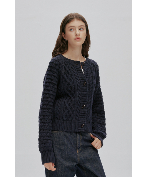 AFTERHOURS(アフターアワーズ)の「COZY CABLE KNIT CARDIGAN (NAVY)(カーディガン/ボレロ・レディース・ネイビー・FREE)」の2枚目の写真