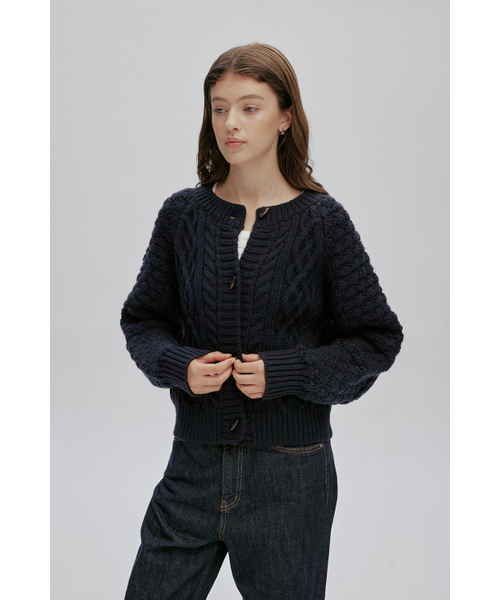 AFTERHOURS(アフターアワーズ)の「COZY CABLE KNIT CARDIGAN (NAVY)(カーディガン/ボレロ・レディース・ネイビー・FREE)」の4枚目の写真