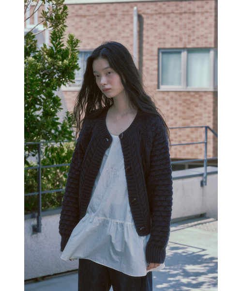 AFTERHOURS(アフターアワーズ)の「COZY CABLE KNIT CARDIGAN (NAVY)(カーディガン/ボレロ・レディース・ネイビー・FREE)」の5枚目の写真
