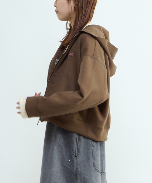 CONVERSE TOKYO(コンバーストウキョウ)の「ONEPOINT STAR★ SHORT HOODIE(パーカー・レディース・ブラック/ブラウン/グリーン・FREE)」の9枚目の写真
