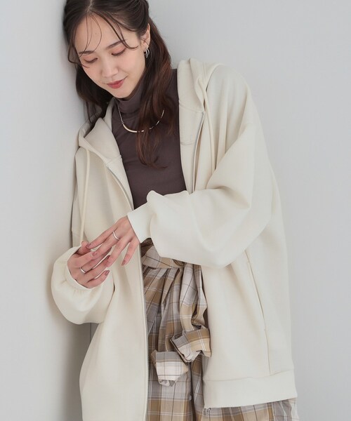 SHOO・LA・RUE(シューラルー)の「【セットアップ可/S-LL/なめらかタッチ】オーバーサイズゆるパーカ(パーカー・レディース・アイボリー/グレー・00)」の1枚目の写真