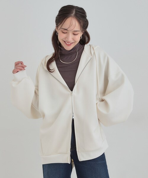 SHOO・LA・RUE(シューラルー)の「【セットアップ可/S-LL/なめらかタッチ】オーバーサイズゆるパーカ(パーカー・レディース・アイボリー/グレー・00)」の5枚目の写真