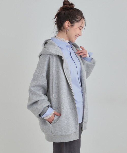 SHOO・LA・RUE(シューラルー)の「【セットアップ可/S-LL/なめらかタッチ】オーバーサイズゆるパーカ(パーカー・レディース・アイボリー/グレー・00)」の10枚目の写真