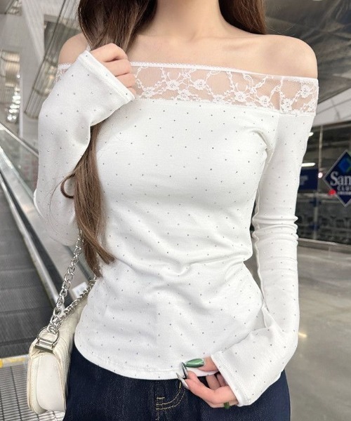 ViViDAY（ビビデー）の「【カップ付き】レースワンショルダー切り替え　ラインストーン長袖カットソー（Tシャツ/カットソー・レディース・ブラック/ホワイト・M）」の2枚目の写真