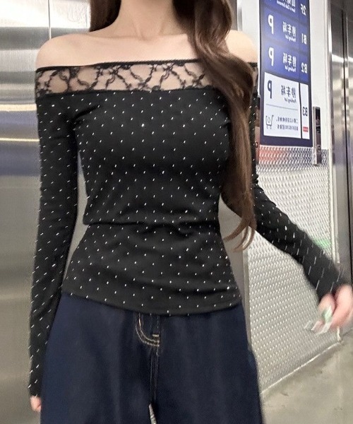 ViViDAY（ビビデー）の「【カップ付き】レースワンショルダー切り替え　ラインストーン長袖カットソー（Tシャツ/カットソー・レディース・ブラック/ホワイト・M）」の6枚目の写真