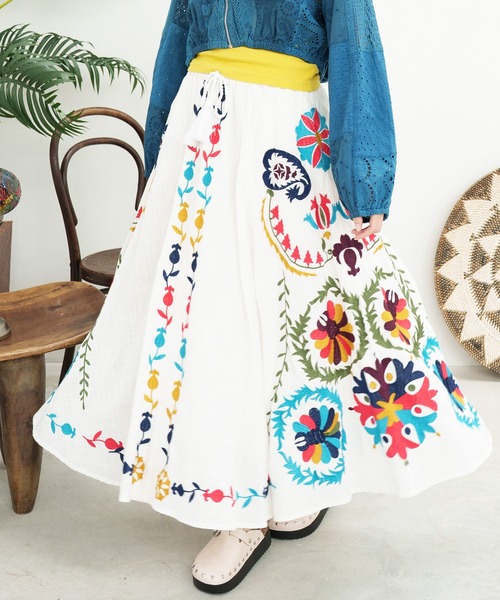 チャイハネ(チャイハネ)の「【チャイハネ】エルジャン刺繍ロングスカート(スカート・レディース・ブルー/ホワイト/ブラック・FREE)」の2枚目の写真
