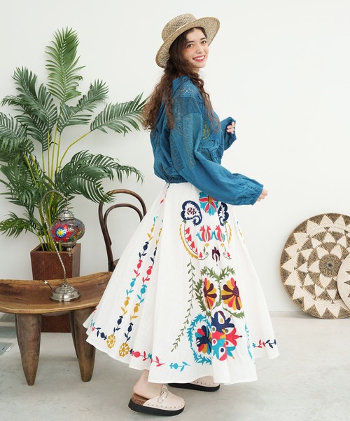チャイハネ(チャイハネ)の「【チャイハネ】エルジャン刺繍ロングスカート(スカート・レディース・ブルー/ホワイト/ブラック・FREE)」の4枚目の写真