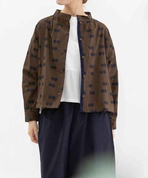 nop de nod(ノップドゥノッド)の「リネンコットンダブルドット2wayブラウス(シャツ/ブラウス・レディース・ネイビー/ブラウン/グリーン・3)」の2枚目の写真
