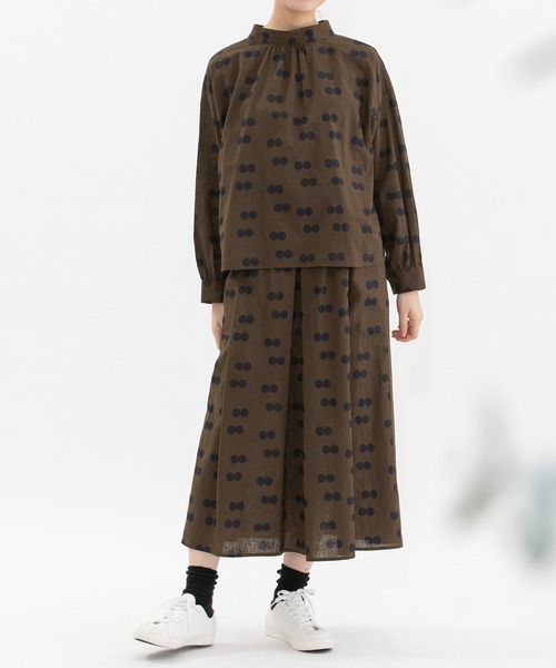 nop de nod(ノップドゥノッド)の「リネンコットンダブルドット2wayブラウス(シャツ/ブラウス・レディース・ネイビー/ブラウン/グリーン・3)」の4枚目の写真