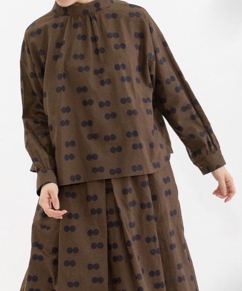 nop de nod(ノップドゥノッド)の「リネンコットンダブルドット2wayブラウス(シャツ/ブラウス・レディース・ネイビー/ブラウン/グリーン・3)」の7枚目の写真