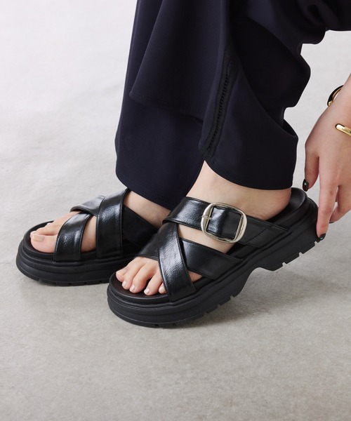 PAPILLONNER（パピヨネ）の「PAPILLONNER/ベルトクロスサンダル（サンダル・レディース・オフホワイト/ブラック・37/36/39）」の2枚目の写真