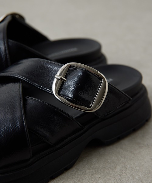 PAPILLONNER（パピヨネ）の「PAPILLONNER/ベルトクロスサンダル（サンダル・レディース・オフホワイト/ブラック・37/36/39）」の4枚目の写真