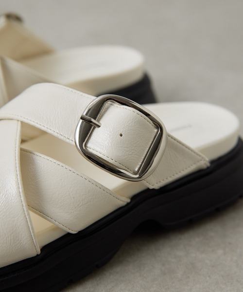 PAPILLONNER（パピヨネ）の「PAPILLONNER/ベルトクロスサンダル（サンダル・レディース・オフホワイト/ブラック・37/36/39）」の6枚目の写真