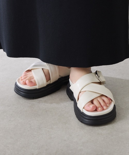 PAPILLONNER（パピヨネ）の「PAPILLONNER/ベルトクロスサンダル（サンダル・レディース・オフホワイト/ブラック・37/36/39）」の20枚目の写真