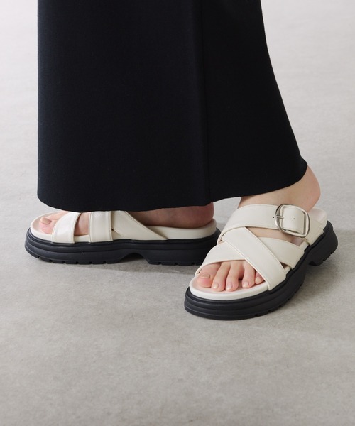 PAPILLONNER（パピヨネ）の「PAPILLONNER/ベルトクロスサンダル（サンダル・レディース・オフホワイト/ブラック・37/36/39）」の21枚目の写真