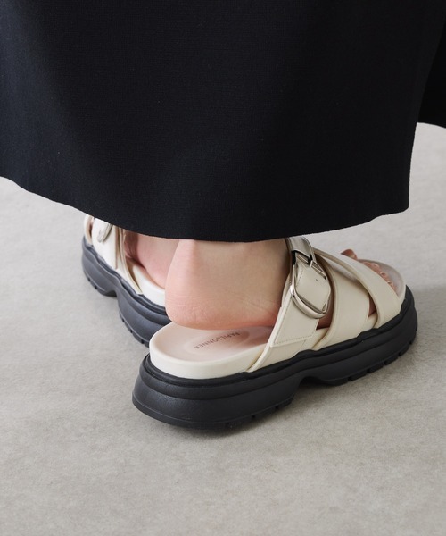 PAPILLONNER（パピヨネ）の「PAPILLONNER/ベルトクロスサンダル（サンダル・レディース・オフホワイト/ブラック・37/36/39）」の22枚目の写真