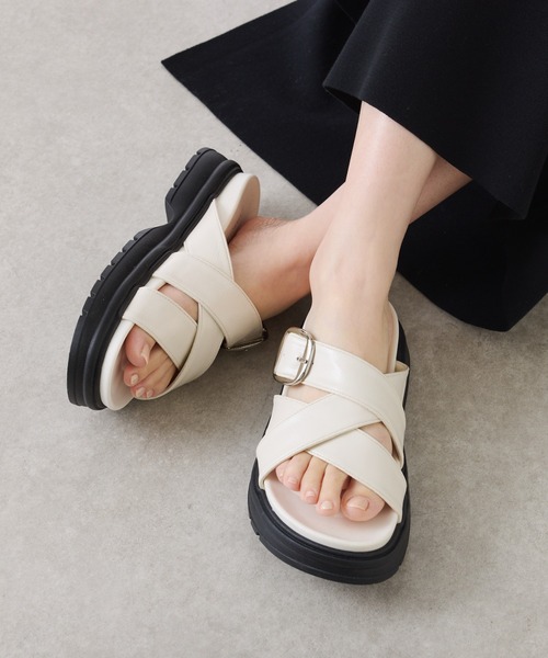 PAPILLONNER（パピヨネ）の「PAPILLONNER/ベルトクロスサンダル（サンダル・レディース・オフホワイト/ブラック・37/36/39）」の17枚目の写真