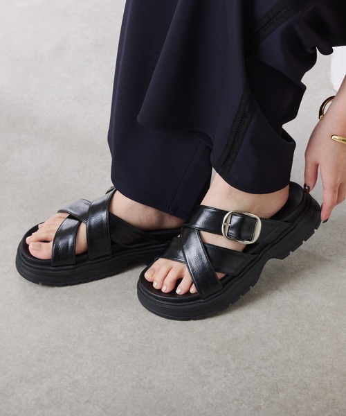 PAPILLONNER（パピヨネ）の「PAPILLONNER/ベルトクロスサンダル（サンダル・レディース・オフホワイト/ブラック・37/36/39）」の18枚目の写真