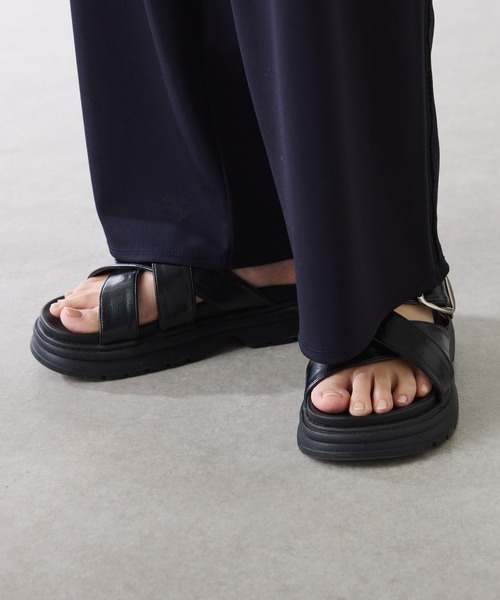 PAPILLONNER（パピヨネ）の「PAPILLONNER/ベルトクロスサンダル（サンダル・レディース・オフホワイト/ブラック・37/36/39）」の19枚目の写真