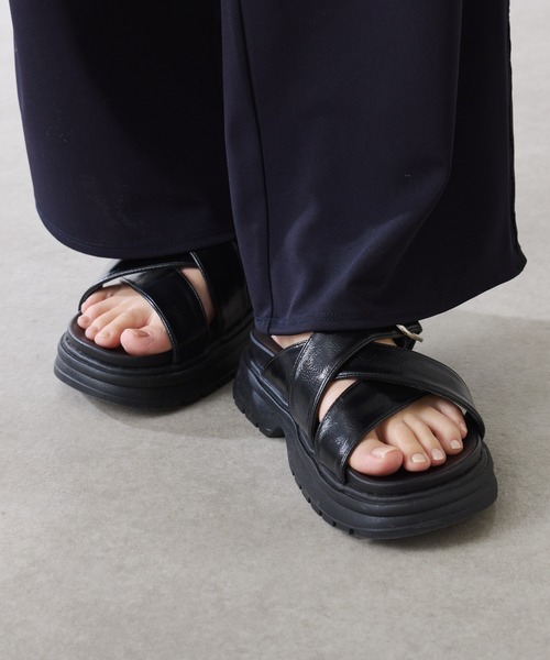 PAPILLONNER（パピヨネ）の「PAPILLONNER/ベルトクロスサンダル（サンダル・レディース・オフホワイト/ブラック・37/36/39）」の12枚目の写真