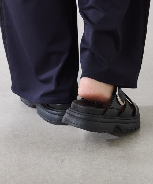 PAPILLONNER（パピヨネ）の「PAPILLONNER/ベルトクロスサンダル（サンダル・レディース・オフホワイト/ブラック・37/36/39）」の14枚目の写真