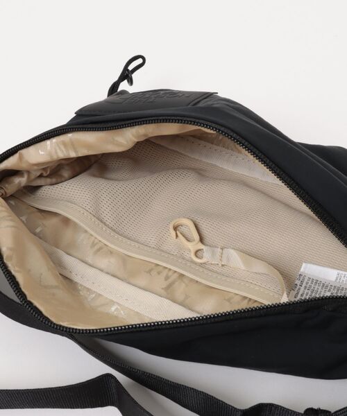 THE NORTH FACE(ザノースフェイス)の「【韓国限定・日本未入荷】THE NORTH FACE W NEVER STOP LUMBAR / ノースフェイス ウーマンネバーストップランバー 軽量(ショルダーバッグ・メンズ・ブラック/グレイッシュベージュ・FREE)」の13枚目の写真