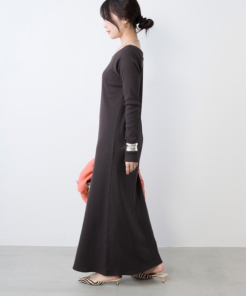 MICA&DEAL（マイカ＆ディール）の「カットリブロングワンピース（ワンピース・レディース・グレイッシュベージュ/ブラック/チャコールグレー・FREE）」の21枚目の写真