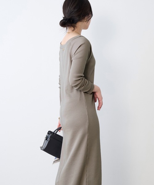 MICA&DEAL（マイカ＆ディール）の「カットリブロングワンピース（ワンピース・レディース・グレイッシュベージュ/ブラック/チャコールグレー・FREE）」の8枚目の写真