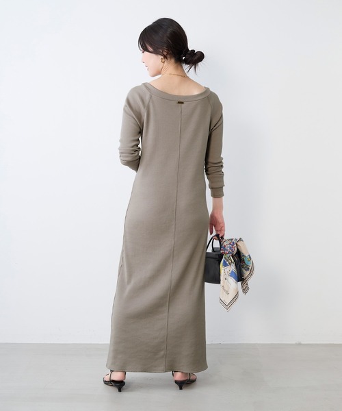 MICA&DEAL（マイカ＆ディール）の「カットリブロングワンピース（ワンピース・レディース・グレイッシュベージュ/ブラック/チャコールグレー・FREE）」の9枚目の写真