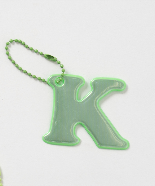 and D. petit main（アンドディープティマイン）の「あんしんアルファベットリフレクターチャーム（緑）（その他小物・キッズ・カーキ/エメラルド/ブルーグリーン/モスグリーン/ライトグリーン/グリーン/黄緑系・F）」の6枚目の写真