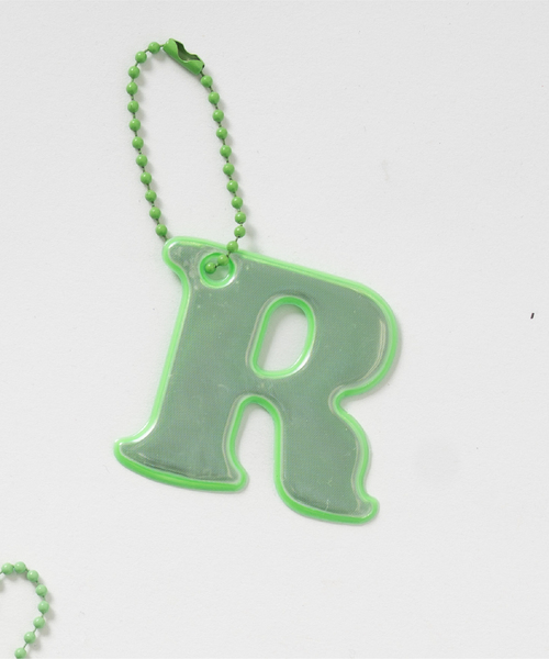 and D. petit main（アンドディープティマイン）の「あんしんアルファベットリフレクターチャーム（緑）（その他小物・キッズ・カーキ/エメラルド/ブルーグリーン/モスグリーン/ライトグリーン/グリーン/黄緑系・F）」の7枚目の写真