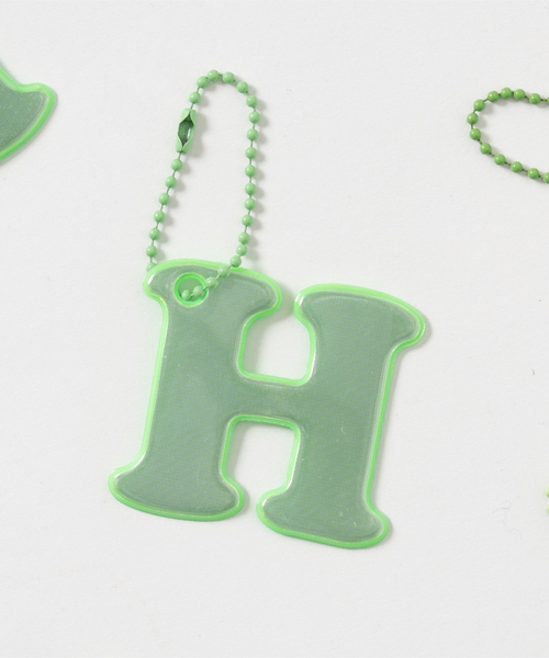 and D. petit main（アンドディープティマイン）の「あんしんアルファベットリフレクターチャーム（緑）（その他小物・キッズ・カーキ/エメラルド/ブルーグリーン/モスグリーン/ライトグリーン/グリーン/黄緑系・F）」の2枚目の写真