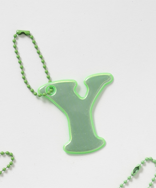 and D. petit main（アンドディープティマイン）の「あんしんアルファベットリフレクターチャーム（緑）（その他小物・キッズ・カーキ/エメラルド/ブルーグリーン/モスグリーン/ライトグリーン/グリーン/黄緑系・F）」の3枚目の写真
