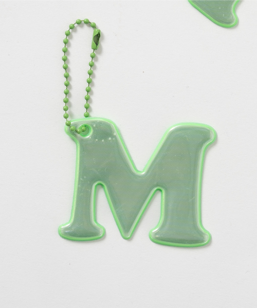 and D. petit main（アンドディープティマイン）の「あんしんアルファベットリフレクターチャーム（緑）（その他小物・キッズ・カーキ/エメラルド/ブルーグリーン/モスグリーン/ライトグリーン/グリーン/黄緑系・F）」の4枚目の写真