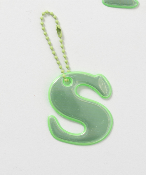 and D. petit main（アンドディープティマイン）の「あんしんアルファベットリフレクターチャーム（緑）（その他小物・キッズ・カーキ/エメラルド/ブルーグリーン/モスグリーン/ライトグリーン/グリーン/黄緑系・F）」の5枚目の写真