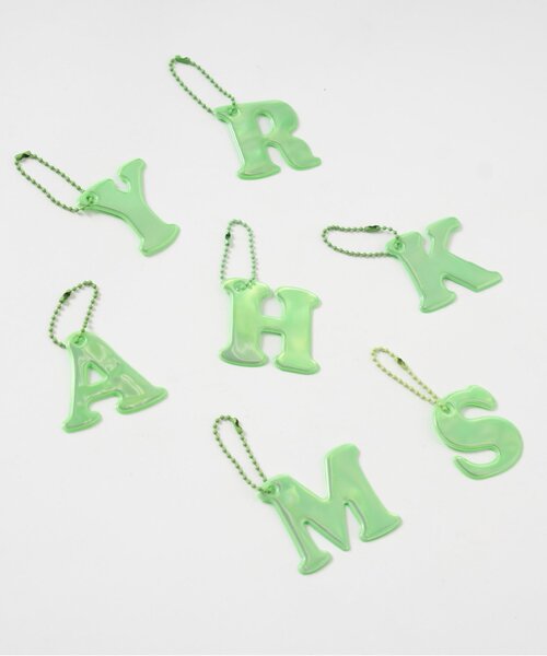 and D. petit main（アンドディープティマイン）の「あんしんアルファベットリフレクターチャーム（緑）（その他小物・キッズ・カーキ/エメラルド/ブルーグリーン/モスグリーン/ライトグリーン/グリーン/黄緑系・F）」の8枚目の写真